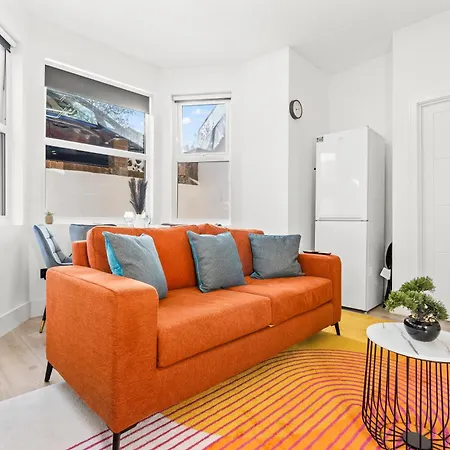 Modern Central London 4 Bed - Free Parking